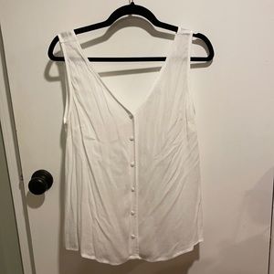Flowy viscose white button sleeveless top.
